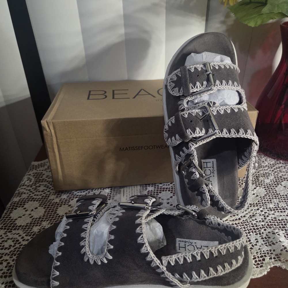 Matisse Beach Womans Gray Sandals with White Stitching. Size 8.